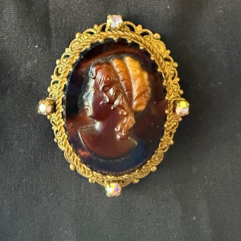 Vintage  WESTERN GERMANY AMBER CAMEO WOMAN Ab RHINESTONE GOLD TONE BROOCH
